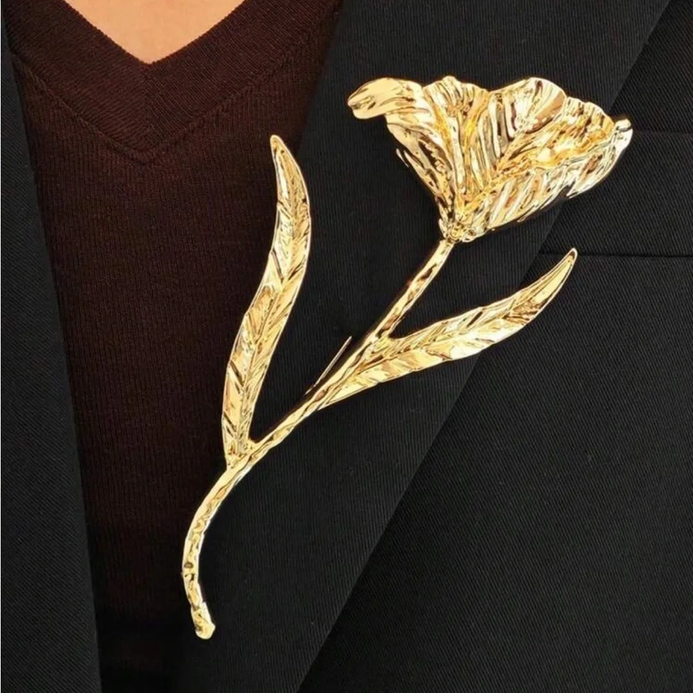 Luxurious Gold Floral Brooch
